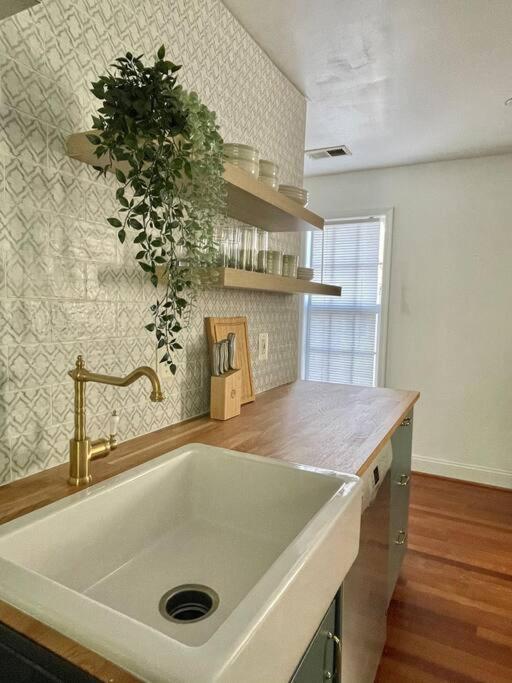 Brand New, Cozy, Modern, One-Bedroom Apartment Falls Church Exterior foto